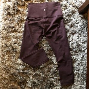 🌟Lulu Wunder Under 3/4 crop hi-rise👖